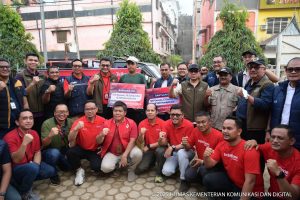 Dorong Pemulihan Lebih Cepat, Wamen Nezar Patria Cek Posko Telkomsel Peduli Sumatera di Aceh Tamiang